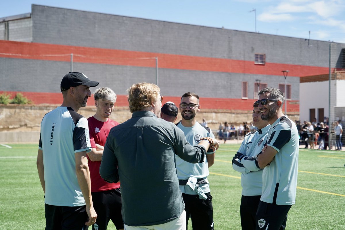 aytodebadajoz's tweet image. ⚽️👏 El campo municipal Paco Pulido, en #SanFernando, acoge el Torneo de Semana Santa organizado por la AP Santa Isabel con la colaboración de la #FMD

➡️ Un evento deportivo solidario con la familia de Hugo Silva bajo el lema 'Rompiendo barreras, juntos por el #autismo'.

El