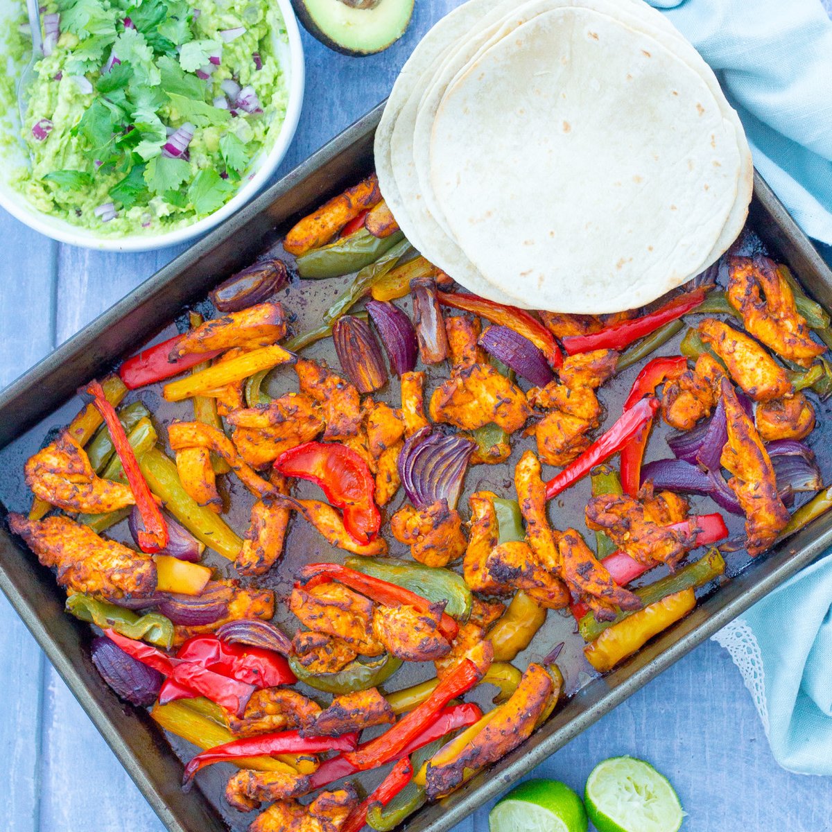 easypeasyfoodie's tweet image. The easiest Chicken Fajitas EVER! My Easy Sheet Pan Chicken Fajitas are oven baked on one tray – meaning less hands-on time, less washing up, gorgeous roasted peppers and even tastier chicken! 

RECIPE =&amp;gt; bit.ly/2WKGJFB 

#midweekmeals #familydinners #easypeasyfoodie