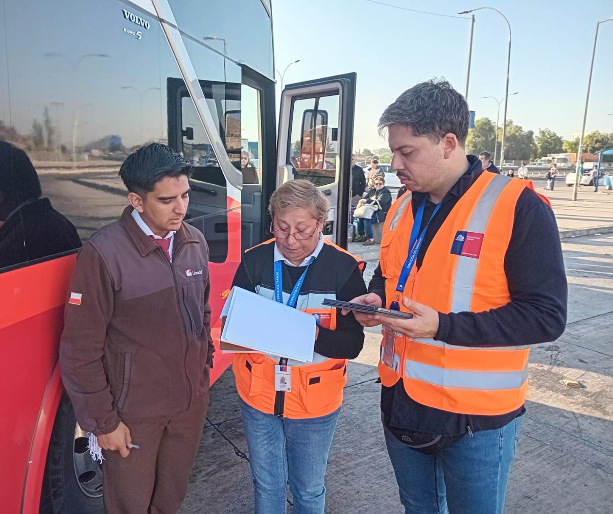 drtmetrooriente's tweet photo. 📍Con el objetivo de verificar el cumplimiento de las jornadas de conducción y descansos, y contribuir a la seguridad vial y al resguardo de los derechos laborales.
➡️Hoy dimos inicio al Programa de Fiscalización de Buses Interurbanos en la salida Colón, Ruta 5 Sur, San Bernardo. https://t.co/F8d4fU1s6P