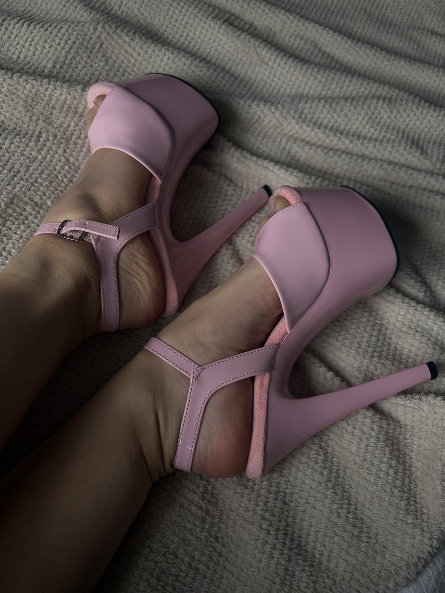 Pedimistress's tweet photo. The only thing youโre good for is licking the bottom of my heel and spoiling me ๐ท๐๐ธ Start sending piggiesโฆ.
#findomNL #paypig #geldslaaf #feetgoddes #findomUK #tikkieslaaf #rtgame #drainday https://t.co/zltixvYb2A
