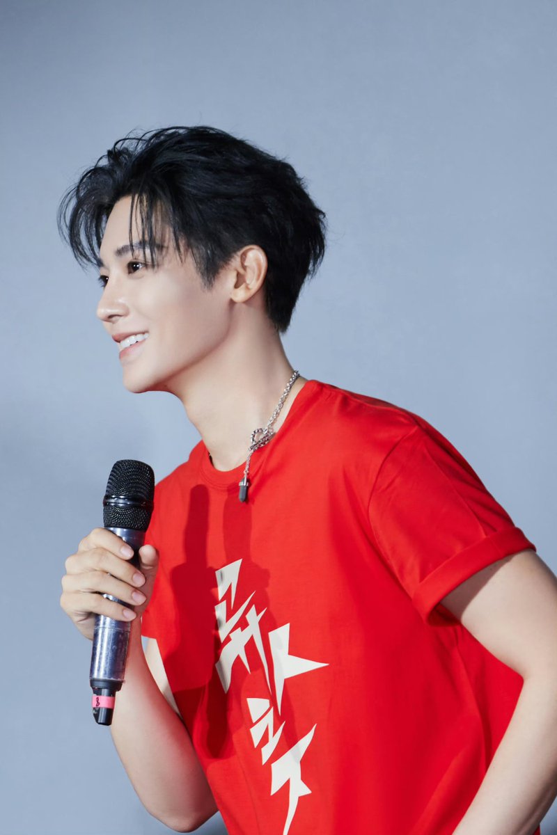 근데 너무 잘생굣자너 , , 어뜨케 안좋아함 나 중드 끊었다가 다시 보는거 이남자때문이야 , ,