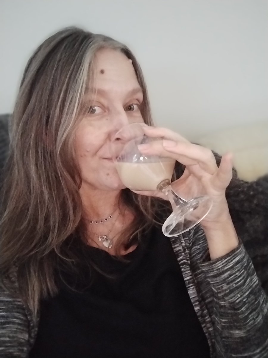 It's time....the lips are ready. Cheers 🥂💕