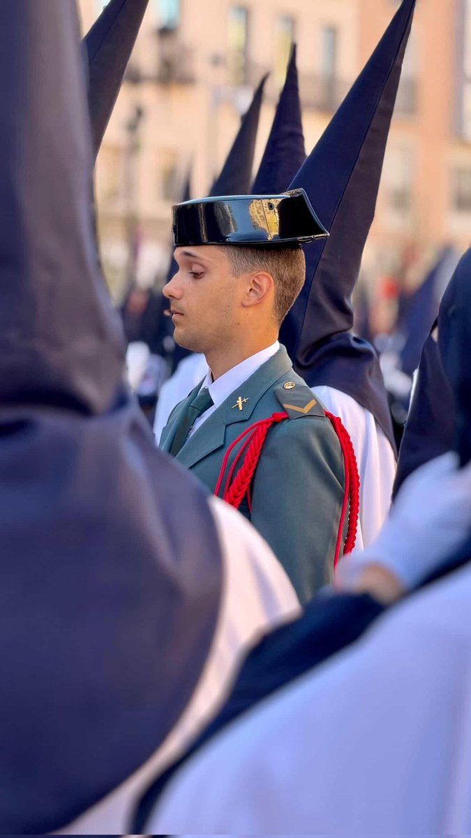 MqGuardiaCivil's tweet photo. La escolta de la Guardia Civil de #Zaragoza acompaña con honor y solemnidad el paso titular de la cofradía, el Prendimiento del Señor durante sus procesiones, uniendo tradición y devoción.

📷 Nachoquis 

#SemanaSanta
#SemanaSanta2026
#Masueguardiacivil
#Cofradías
#182AñosATuLado https://t.co/2VnGTUcWWV