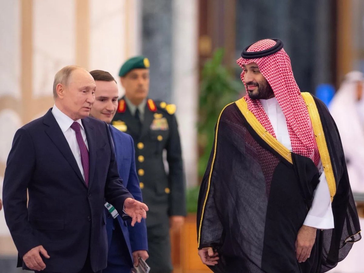 Adhwan's tweet photo. حراك سعودي مستمر لبحث آخر تطورات الحرب ودعم تأمين حرية الملاحة البحرية... ملخص اتصالات اليوم 🇸🇦

◀️ ولي العهد الأمير محمد بن سلمان يتلقى اتصالًا هاتفيًا من الرئيس الروسي، بحثا خلاله تطورات الأوضاع المتسارعة في ظل التصعيد العسكري الذي تشهده المنطقة، والتداعيات السلبية لهذا التصعيد على أمن الملاحة البحرية والاقتصاد العالمي، وتبادلا وجهات النظر حول عدد من القضايا الإقليمية والدولية والموضوعات ذات الاهتمام المشترك... كما أكد الرئيس الروسي  خلال الاتصال دعم بلاده حفظ سيادة وأمن أراضي المملكة

🔴وزير الخارجية السعودي الأمير فيصل بن فرحان يجري اتصالًا هاتفيًا بوزير خارجية روسيا 🇷🇺 سيرجي لافروف

🔴وزير الخارجية السعودي الأمير فيصل بن فرحان يجري اتصالًا هاتفيًا بعضو المكتب السياسي للجنة المركزية للحزب الشيوعي ووزير الخارجية في الصين 🇨🇳 ، وانغ يي

🔴وزير الخارجية السعودي الأمير فيصل بن فرحان يتلقى اتصالًا هاتفيًا من وزير خارجية اليابان 🇯🇵 توشيميتسو موتيجي