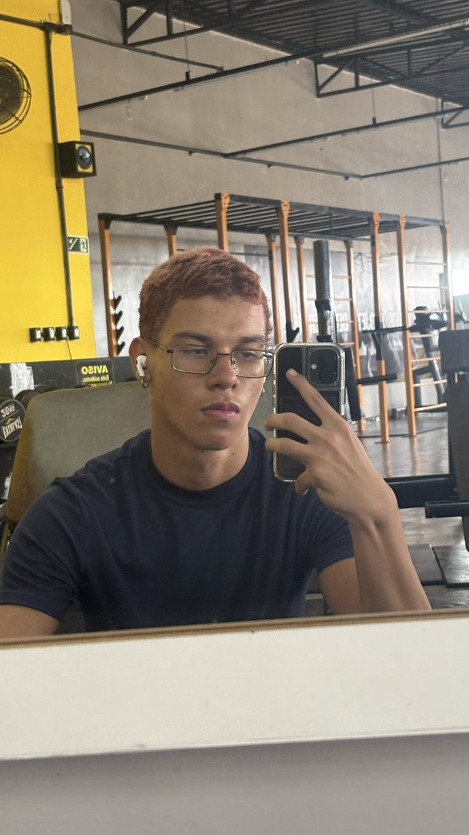 tuts bb lindo foda quente tweet media