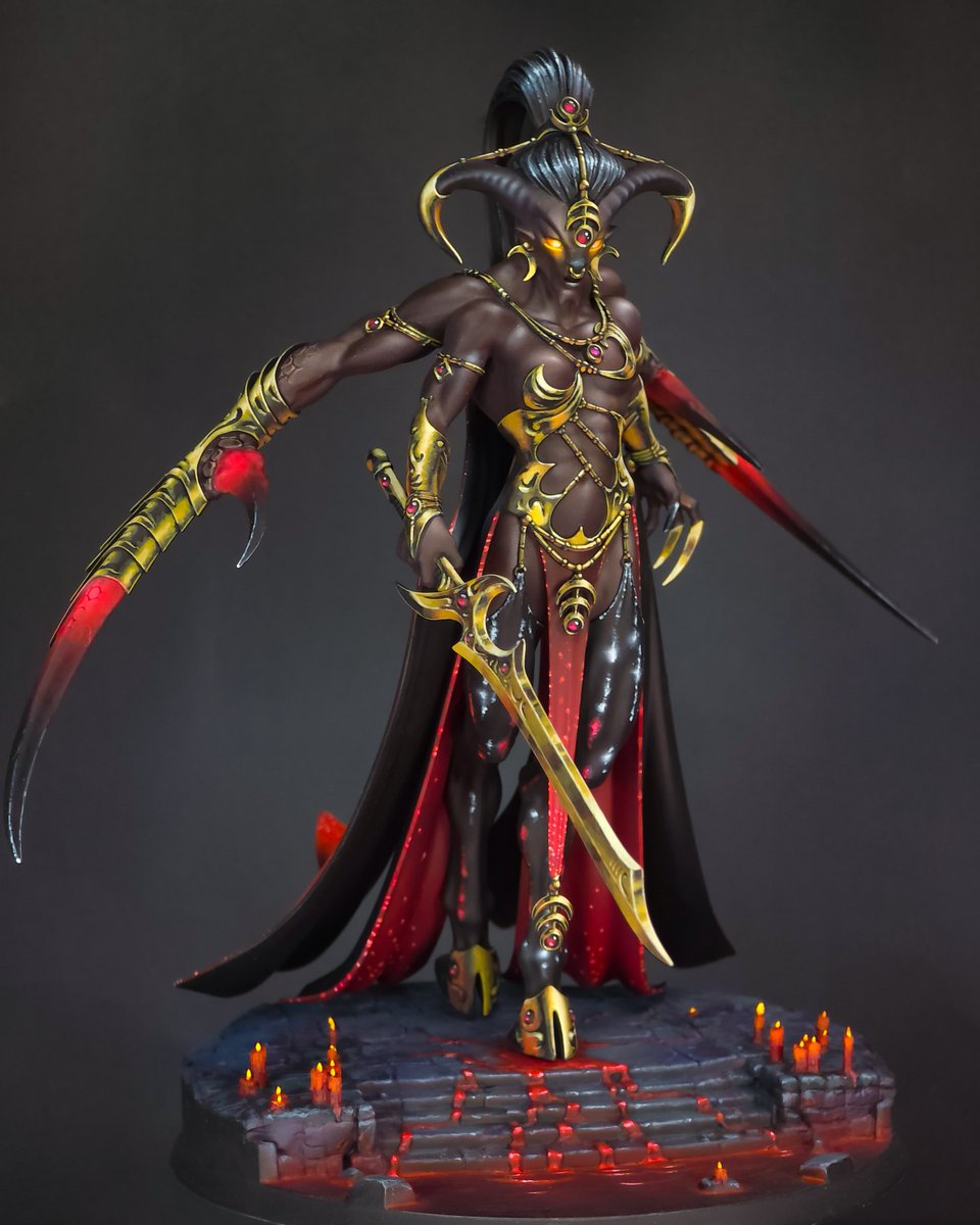 theminiaturista's tweet image. Finally, the Keeper of Secrets is done. A flawless version with gold and pride. Inspired by Jerjes and the princess of Arcane Mel Medara. Thanks to Deadly Print Studio for creating the base.

#warhammer40k #ageofsigmar #warhammer #warhammercommunity #paintingwarhammer