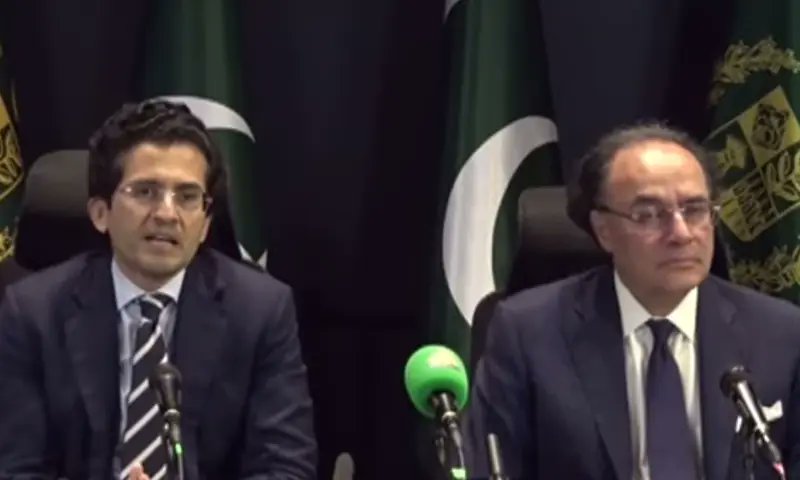 The_Nation's tweet photo. Petroleum Minister Ali Pervaiz Malik announced an increase in fuel prices, setting petrol at Rs458 per litre and high-speed diesel at Rs520.35 per litre.
@AliPervaiz450 
#PetrolPrice #DieselPrice #FuelHike #PakistanEconomy #Inflation #Energy https://t.co/dNs35SQpwg