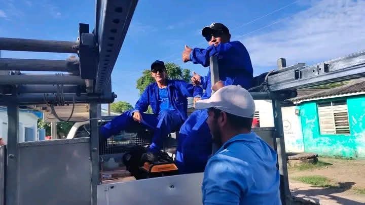 En la Sierra Maestra.
#MunicipioBartoloméMasó 
Trabajadores  del Centro de Telecomunicaciones, se dirigen a la zona de San Lorenzo a dar inicio del montaje de paneles fotovoltaicos para asegurar las comunicaciones de esta localidad. <a href="/YudelkisOrtizB/">Yudelkis Ortiz Barceló</a> <a href="/BorgesOlivero/">Carlos Borges Oliveros</a> <a href="/GalanCuba/">Eddie Galán Jiménez Cuba</a>