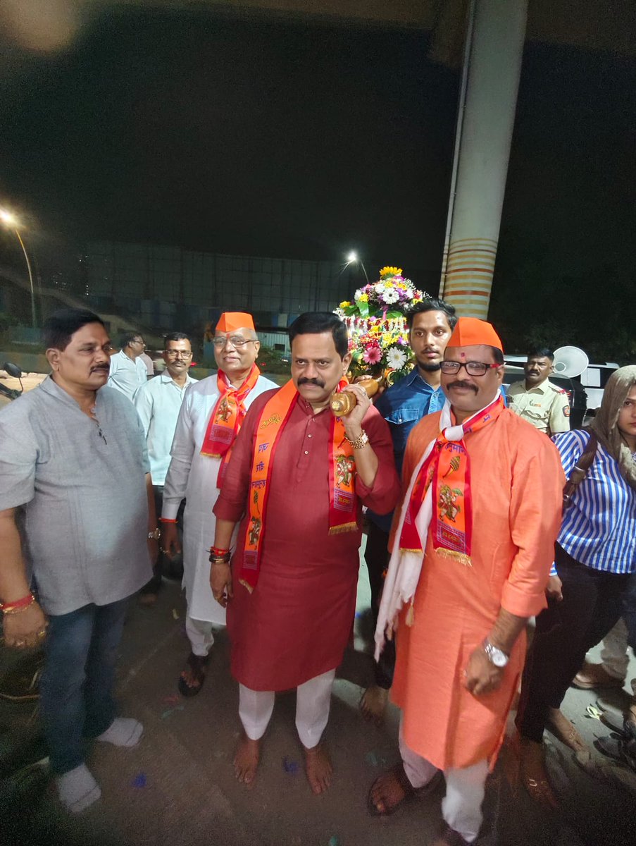 rajanvichare's tweet image. आज ठाण्यातील बाळकुम येथे हनुमान जन्मोत्सवानिमित्त आयोजित करण्यात आलेल्या भव्य पालखी मिरवणुकीत सहभागी होण्याचे भाग्य लाभले. मारुतीरायाचे दर्शन घेऊन जनसेवेसाठी अधिक शक्ती मिळो, अशी प्रार्थना केली.
#HanumanJanmotsav #Thane #Balkum #PalkiProcession #ShivsenaUBT