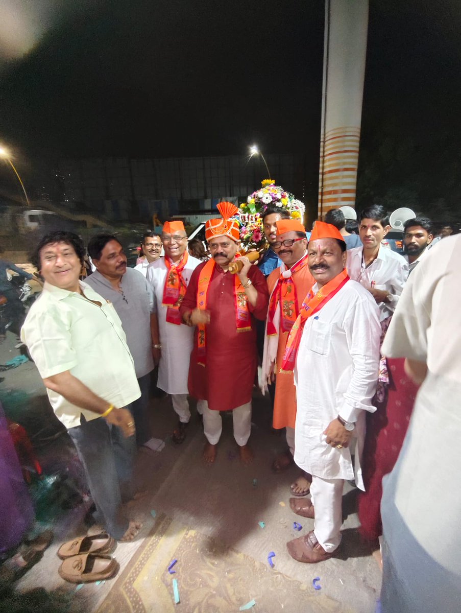 rajanvichare's tweet image. आज ठाण्यातील बाळकुम येथे हनुमान जन्मोत्सवानिमित्त आयोजित करण्यात आलेल्या भव्य पालखी मिरवणुकीत सहभागी होण्याचे भाग्य लाभले. मारुतीरायाचे दर्शन घेऊन जनसेवेसाठी अधिक शक्ती मिळो, अशी प्रार्थना केली.
#HanumanJanmotsav #Thane #Balkum #PalkiProcession #ShivsenaUBT