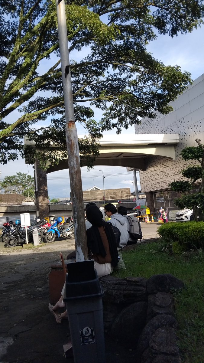 Fafapunk__'s tweet photo. @Ccookk_ Terlalu random, mulai dari terminal arjosari, bakwan di depan perempatan omahe bayu skak, ngenteni konco disusul, dan lagi mudun seko kereta lokal. https://t.co/H8vUcRE6u1