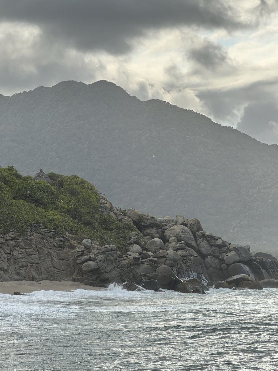 Caroolarte's tweet photo. Magdalena ¿ te lo puedes creer ? 

En el corredor Tayrona con sus playas, montañas, gastronomía local, café, cacao y el legado vivo de comunidades indígenas. 🌊⛰️☕🍫

Un destino que se siente, se saborea y se recuerda.

#Magdalena #Tayrona #TurismoColombia #NaturalezaYCultura https://t.co/Z5bBaeN1Vc