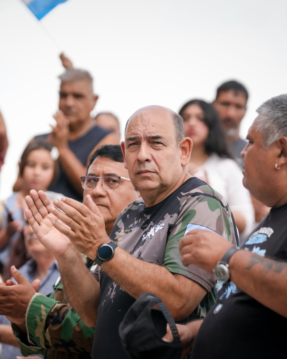 luisvivona's tweet photo. 🇦🇷 • Quiero agradecer profundamente a todas las personas que participaron del acto del 2 de abril, acompañando a nuestros héroes en una fecha que nos une como argentinos.

Gracias a toda la comunidad, a los vecinos y vecinas, a las instituciones, y a cada uno de los artistas que con su talento le dieron un marco tan especial a este homenaje. 

Estos encuentros nos permiten mantener viva la memoria, fortalecer nuestra identidad y seguir transmitiendo a las nuevas generaciones el valor de la soberanía y el compromiso con nuestra historia.

Las Malvinas fueron, son y serán Argentinas 🇦🇷

#MalvinasArgentinas #2DeAbril