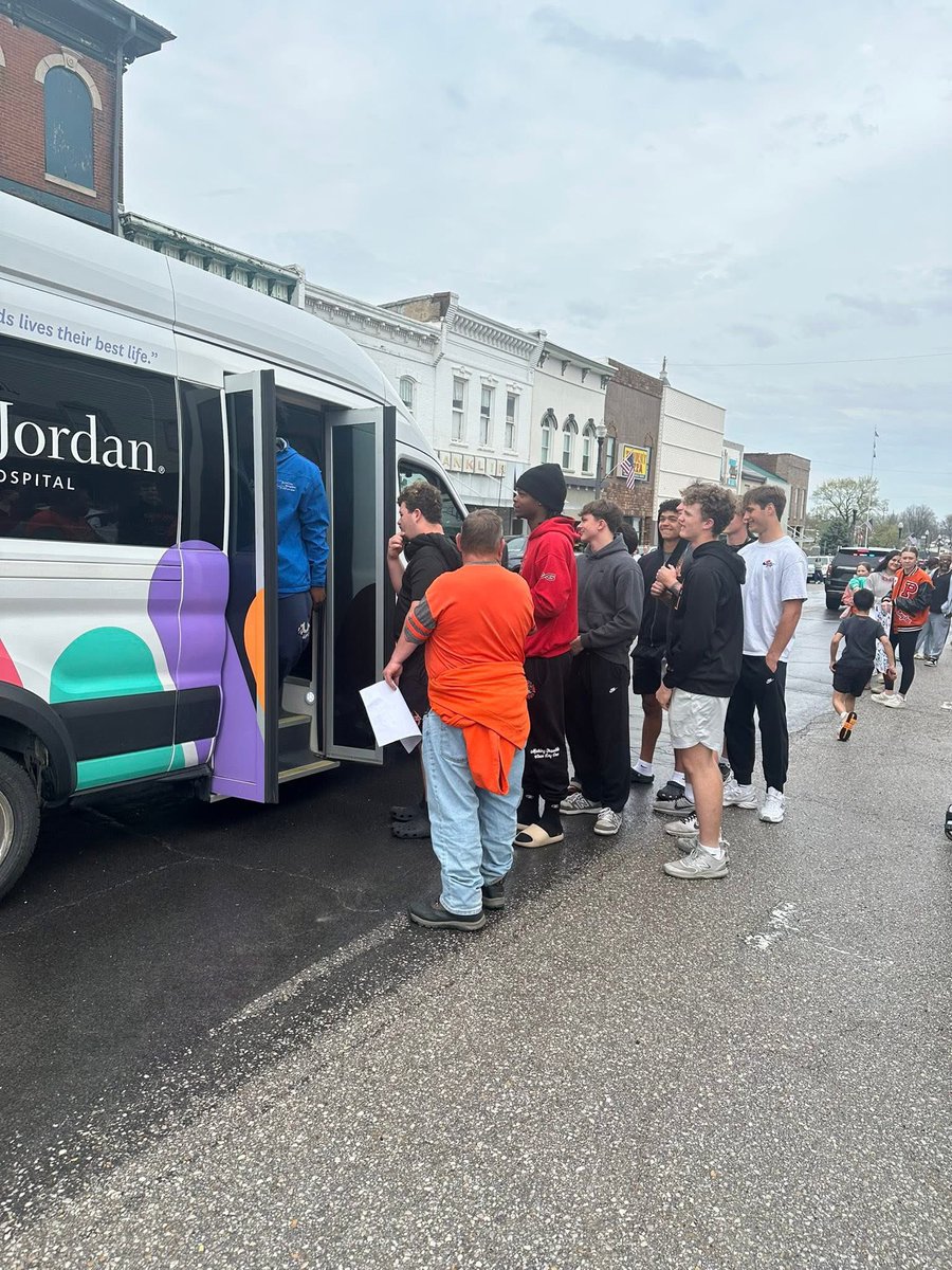 tonywill99's tweet photo. 🚨JT THOMAS is HOME🚨
The community showed up and filled the streets in Palmyra to show love for JT!

Please continue to pray for him and his family as his Journey continues!

Praise God he’s home and able to be with his senior classmates 🧡🖤

Please share the news! https://t.co/Jx6lYB9Ux4