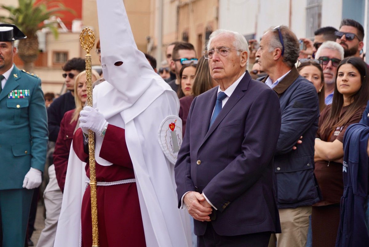 GobiernoMelilla's tweet photo. Como ya hiciera el pasado Domingo de Ramos, Imbroda ha vuelto a la iglesia de la Medalla Milagrosa para asistir a la salida de los tronos de la Virgen y de Nuestro Padre Jesús de la Flagelación. https://t.co/d5iW8HNQmu