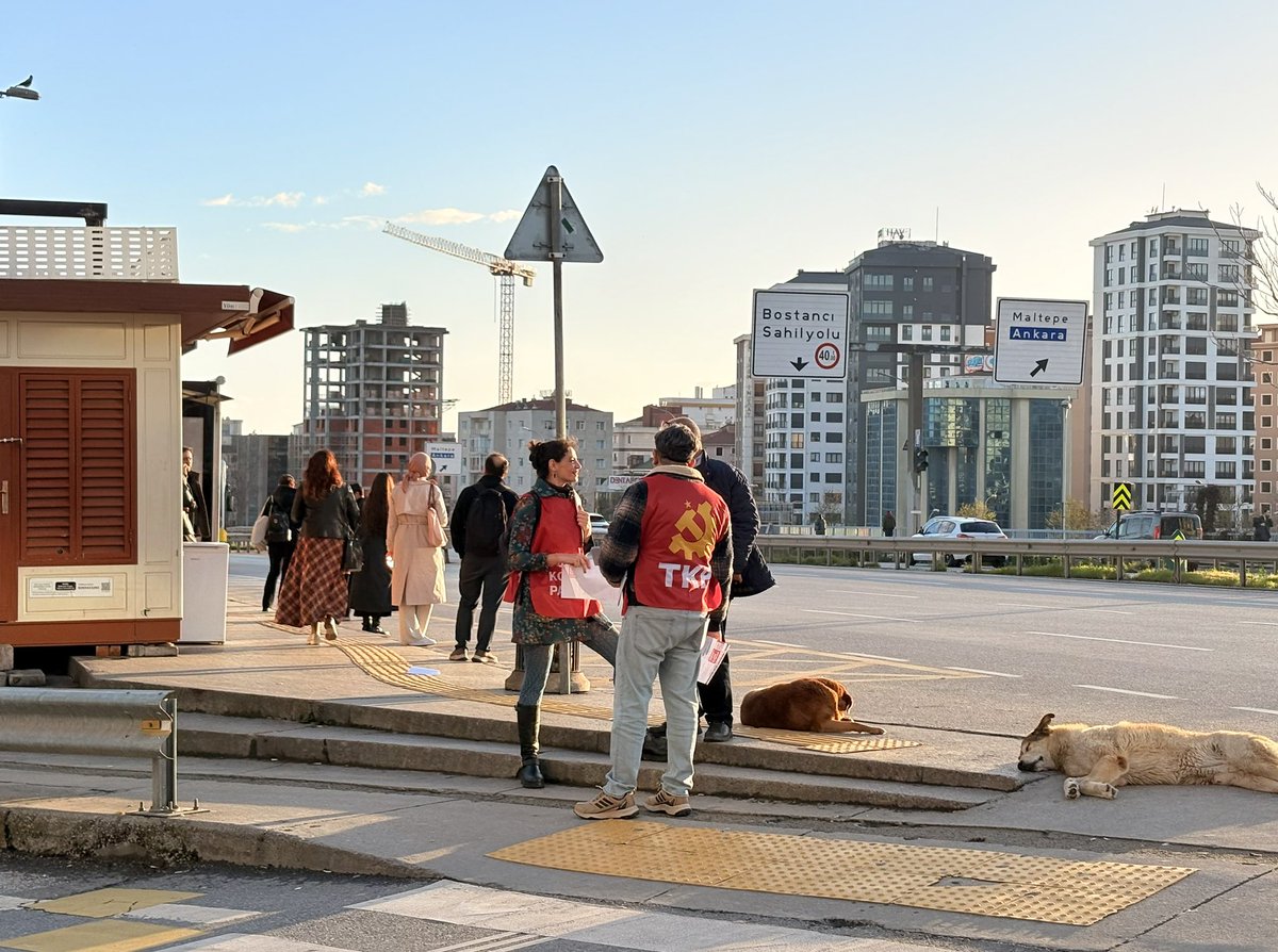“Bir gün daha bekleme, TKP’ye katıl!” başlıklı bildirimizle Bostancı metro çıkışındaydık 🚩