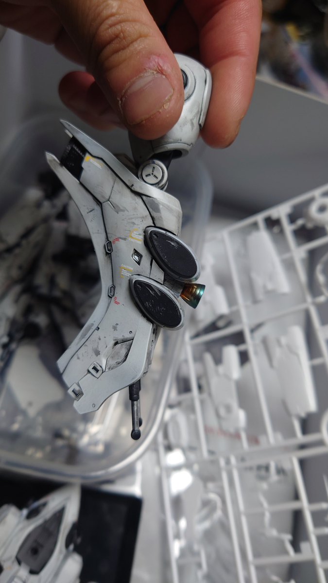 昨日のスペースでちょろっと話した作りかけホワイトグリント。
腰の輪っかパーツを多分ランナー毎捨てまして(笑)
武器以外は完成していたのでモチベただ下がりでずっと放置…

アーマードコア系は30MMしか作れてないから、1個ぐらいはブキヤ製を完成させたい！