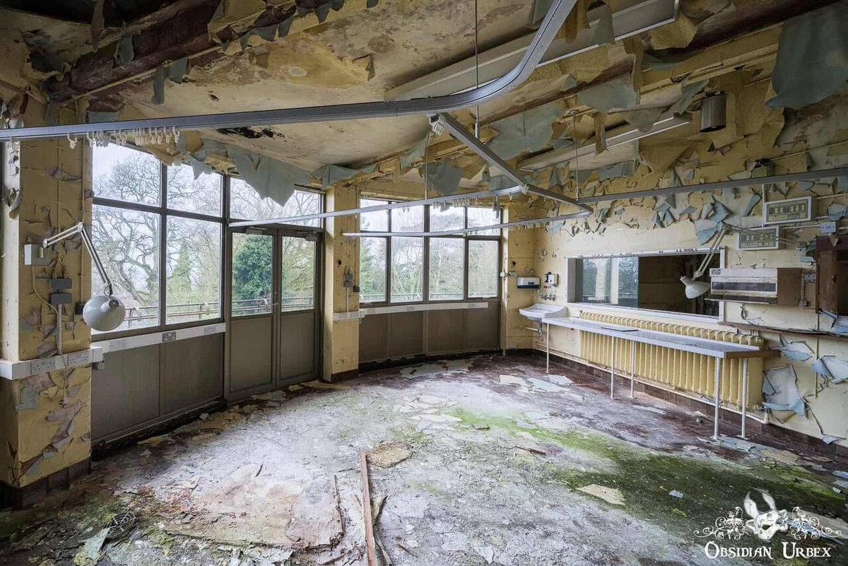 ObsidianUrbex's tweet photo. π₯ Standish Hospital (Gloucestershire, England) once a 16thβcentury country house, fed through major medical eras, treated 2,000 WWI soldiers, then a TB sanatorium, then NHS chest hospital until 2004. Demolished recently. #Standish #Gloucestershire #History https://t.co/b3orugH8d6