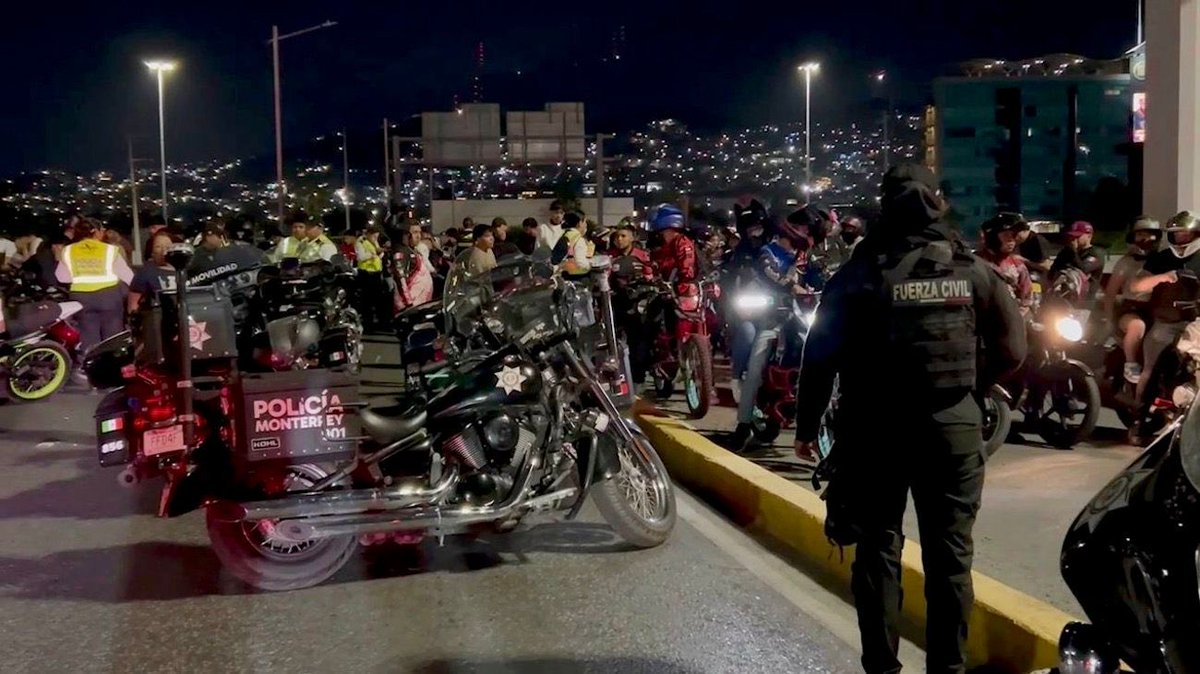 Implementamos operativo de revisión durante una rodada nocturna en la gaza de Morones Prieto y Zuazua, donde aseguramos 61 motocicletas por falta de documentación e infracciones al reglamento.

#EstrategiaESCUDO 🛡️
#AquíSeProtege
#AquíSeResuelve