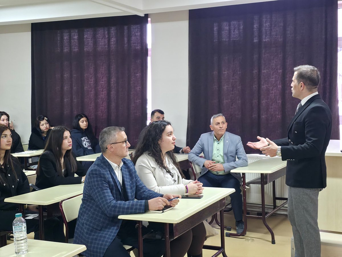 miu_522014's tweet photo. Medya ve İletişim Programımız, TRT Ordu ekibini ağırladı.

Gerçekleştirilen etkinlikte TRT Ordu muhabiri Selim Gürcan Becioğlu, Medya ve İletişim Programı öğrencileriyle bir araya gelerek mesleki deneyimlerini paylaştı. https://t.co/I0XXd1WW2X