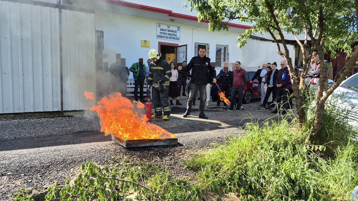 FethiyeDSM's tweet photo. Kurumumuzda personele yönelik yangın tatbikatı gerçekleştirildi. Tatbikatı Muğla Büyükşehir Belediyesi İtfaiye Daire Başkanlığında görevli Hakan ÇOBAN ve Harun AKTAŞ tarafından acil durum tahliye süreci uygulanmış,yangın söndürme ekipmanlarının kullanımı hakkında bilgi verildi https://t.co/zyQyStHezc