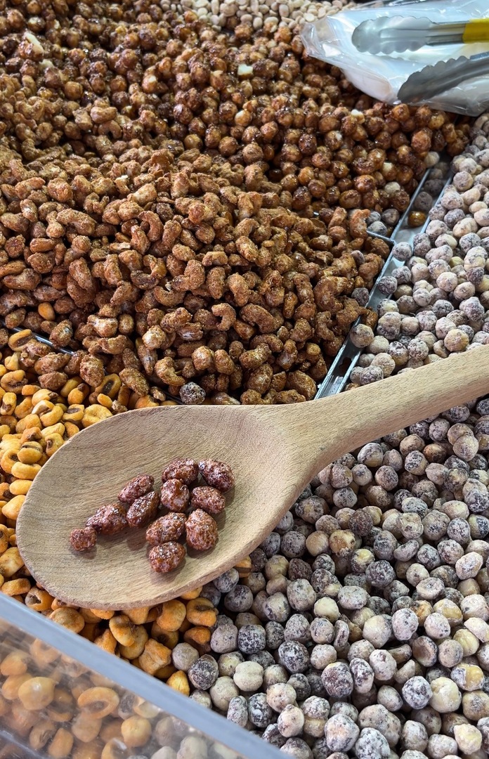 A Páscoa já chegou à Praça Luís de Camões. Até 12 de abril, venha ao Mercado de Páscoa e delicie-se com folares tradicionais, bolos irresistíveis, frutas secas e muitas outras tentações. 🐣🐰🥚 #lisboa