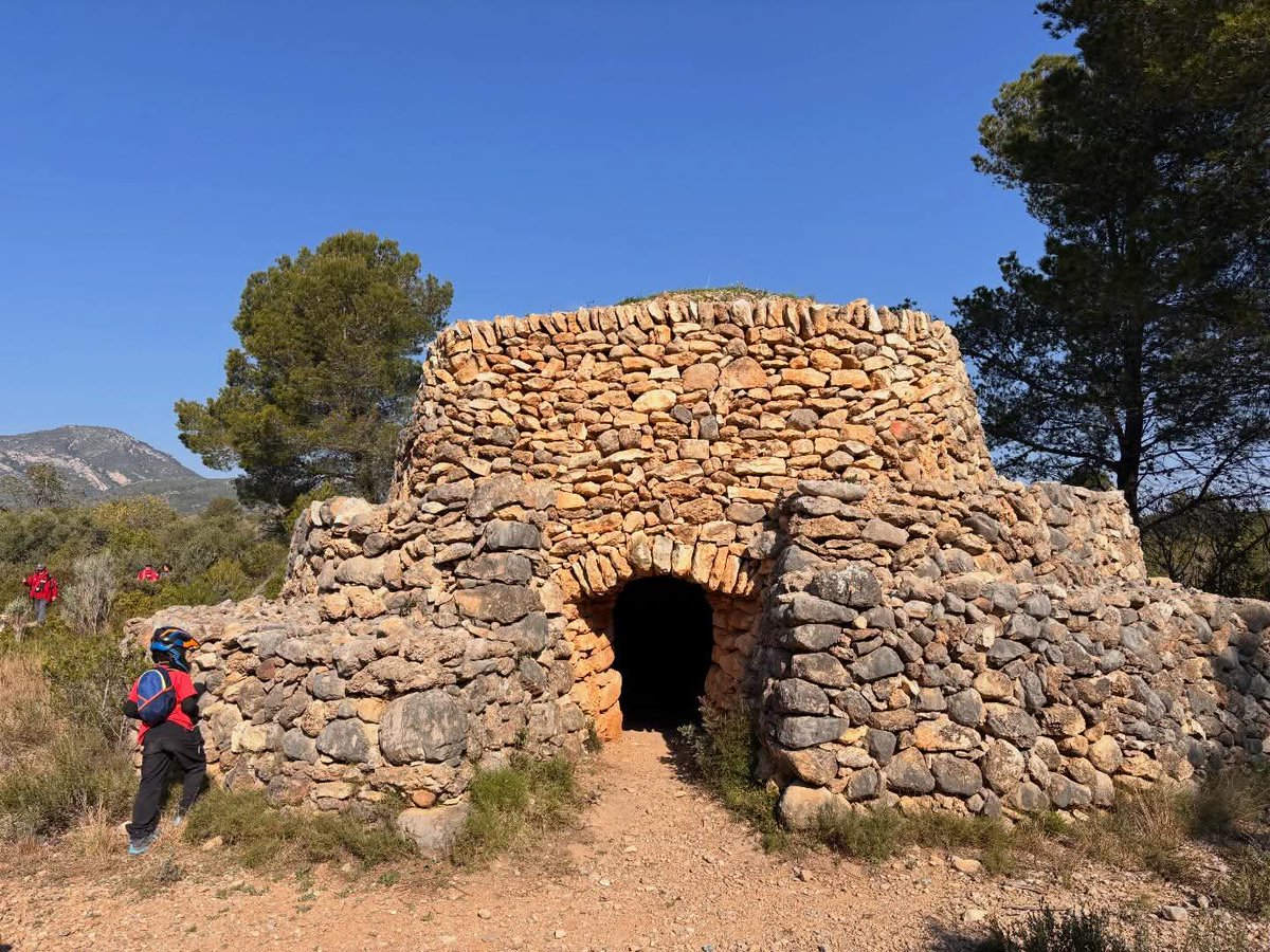 La darrera sortida del trimestre va ser una ruta per visitar les #barraquesdepedraseca de #montroig #excursió 
<a href="/ReusDeportiu/">Reus Deportiu</a> 
<a href="/FEEC_cat/">FEEC</a> 
<a href="/rdexcursionisme/">S.E. Reus Deportiu</a> 
⬛🟥