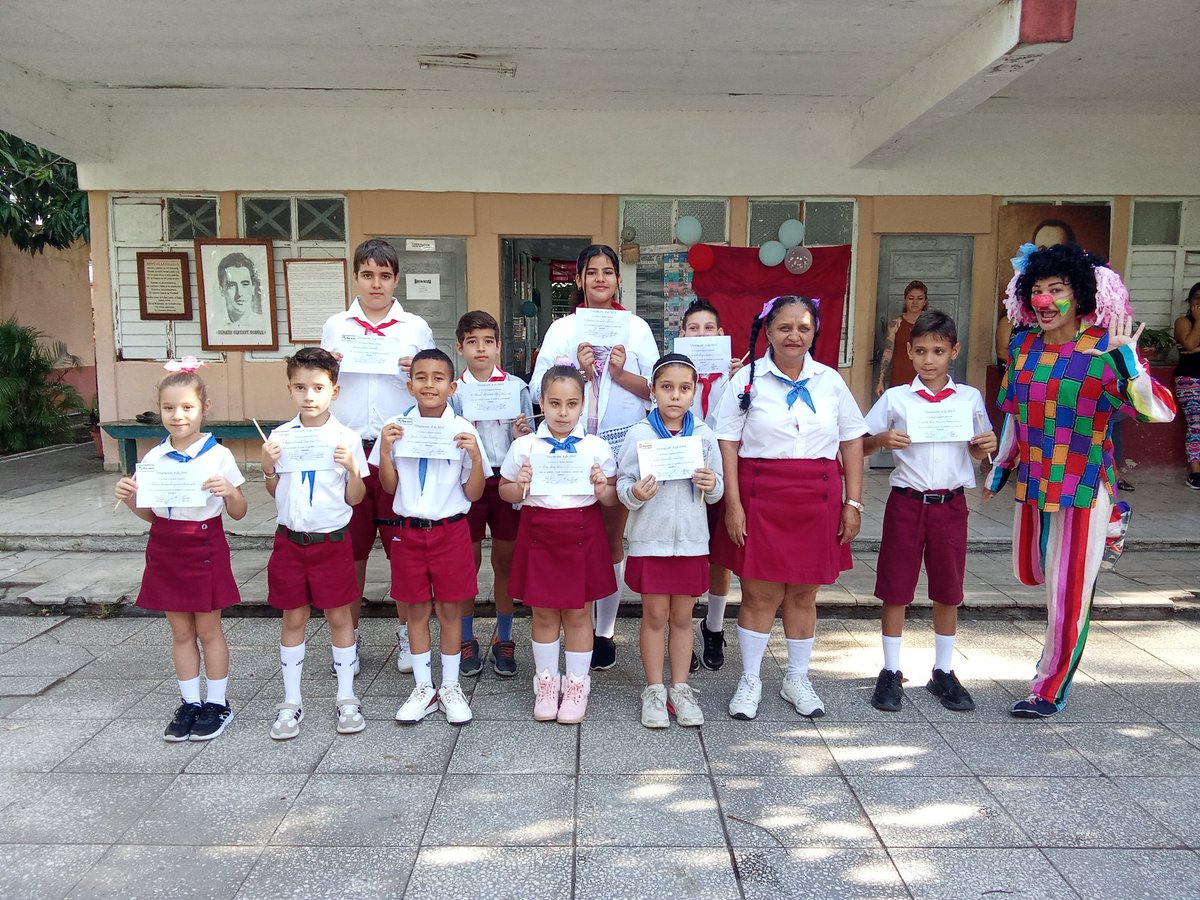 EnuRenato's tweet photo. Celebramos con entusiasmo y alegría el de 4 de abril junto a maestros, alumnos  y familia.
#yosbelima
#DMESantaClara
#EducacionSantaClara
#CubaViveEnSuHistoria
#CubaMined https://t.co/FSFab6d82R