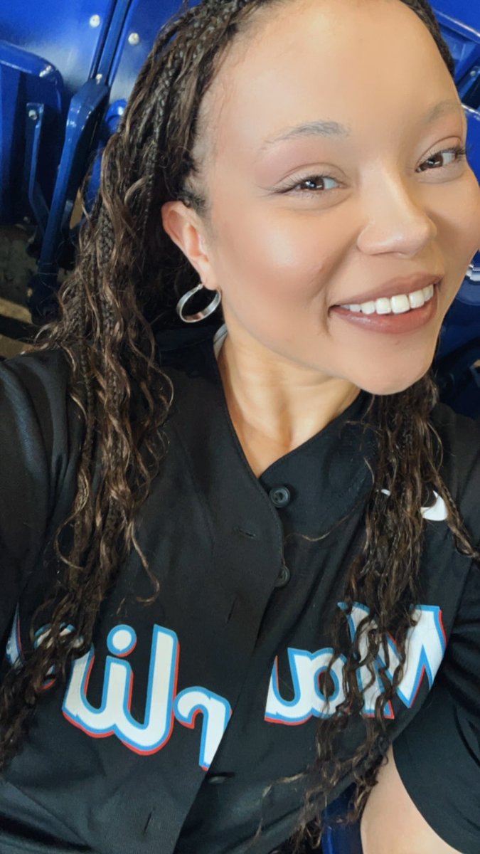 Adriana Maya tweet media