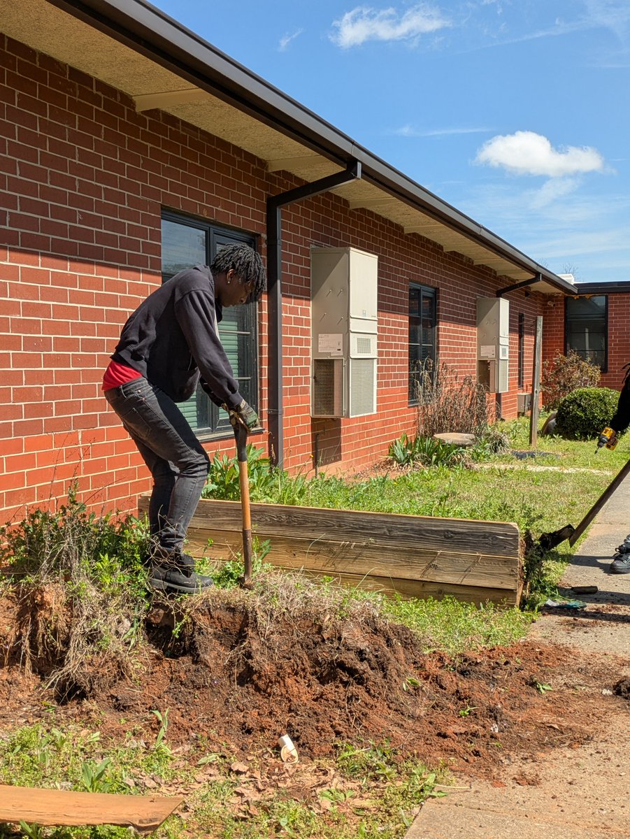 AZKStrong's tweet photo. Students taking care of business in Mrs. Wilson's Science class helping clean up the courtyard!!! Great job!  #AZKSTRONG https://t.co/sjvPphqfgx