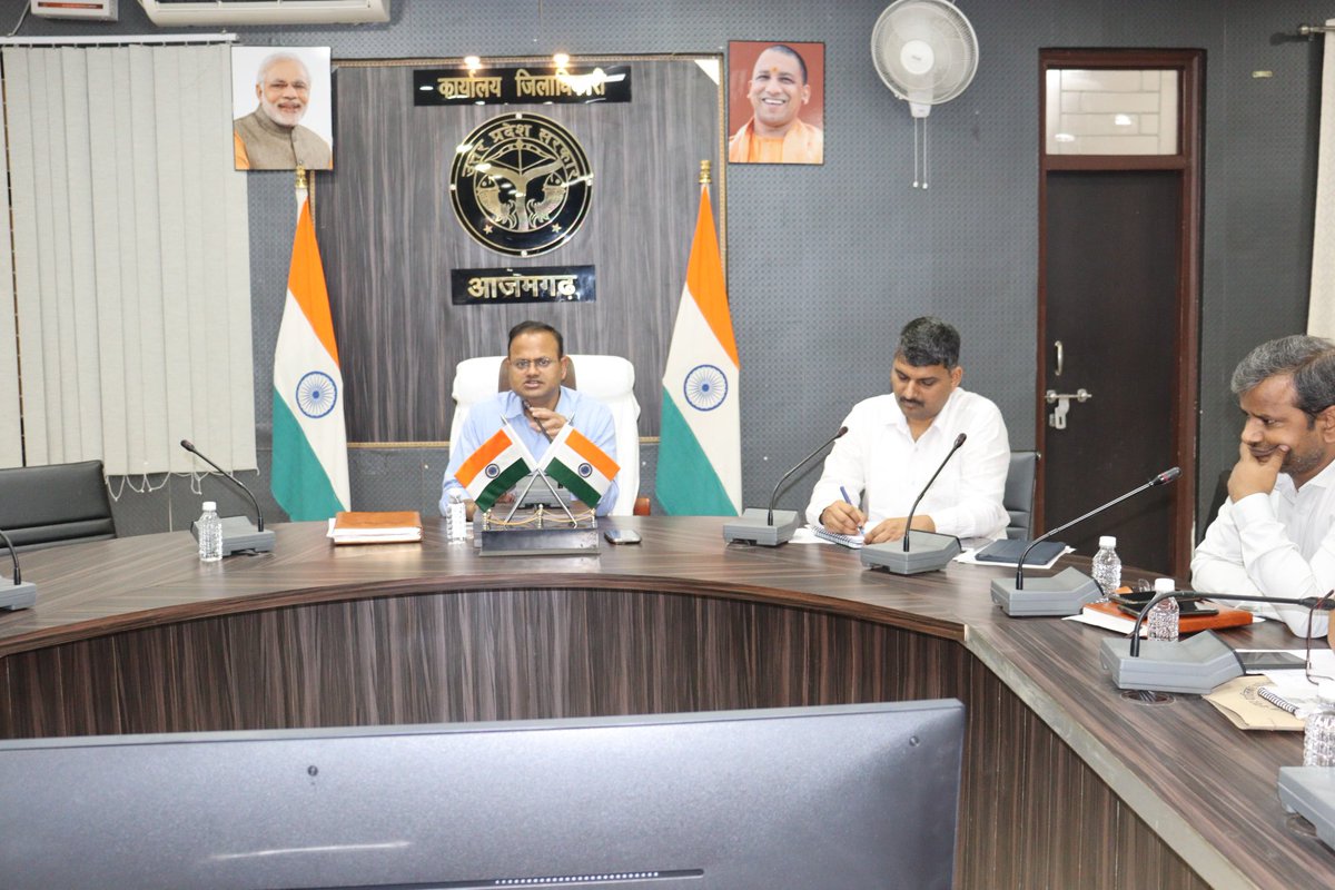 आज कलेक्ट्रेट सभागार मे SIR-2026 के संबंध में राजनैतिक दलों के पदाधिकारियों के साथ बैठक की गयी। राजनैतिक दलों को वर्तमान स्थिति के अनुसार मतदाता सूची में दर्ज कुल मतदाताओं की संख्या एवं 10 अप्रैल 2026 को मतदाता सूची के अन्तिम प्रकाशन आदि के सम्बन्ध में विस्तार से जानकारी दी गयी।