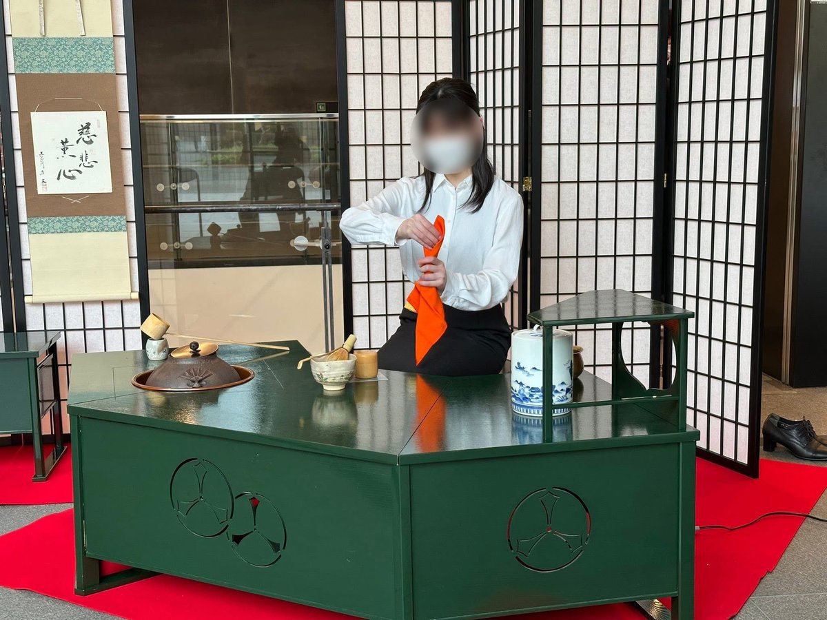 taisyosadou's tweet photo. 昨日の入学式では、立礼の点前の披露と、お茶とお菓子の提供を行いました。
新入生とご父母、90名ほどのお客さまに楽しんでいただきました🥰

来週のクラブ・サークル紹介イベントでは、茶道部は6日にブース参加します。
ご来場お待ちしております✨️
 #春から大正大学
 #茶道部 https://t.co/M4V0JAS0JQ