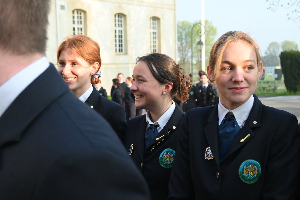 Lycée Militaire de Saint-Cyr tweet media