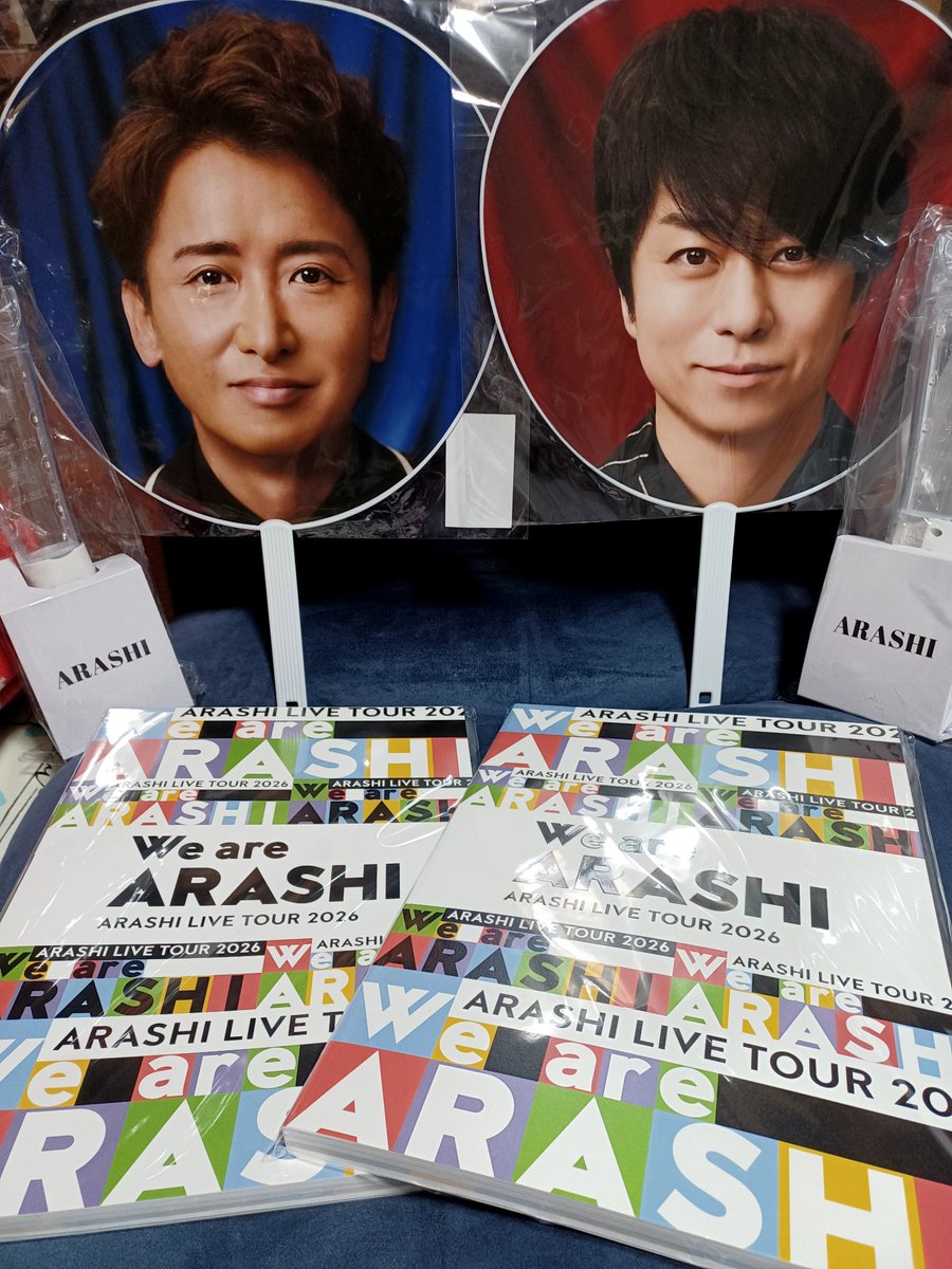 嵐さんで2会場の写真が撮れるとは思ってもいなかった！
札幌も東京も私が現地にいる間は快晴🌞 今日は札幌で買えなかった娘の分とパンフ2冊を買えて やっと２人分が揃った💙❤️
オーラスは２人で楽しもうね😊#WeareARASHI