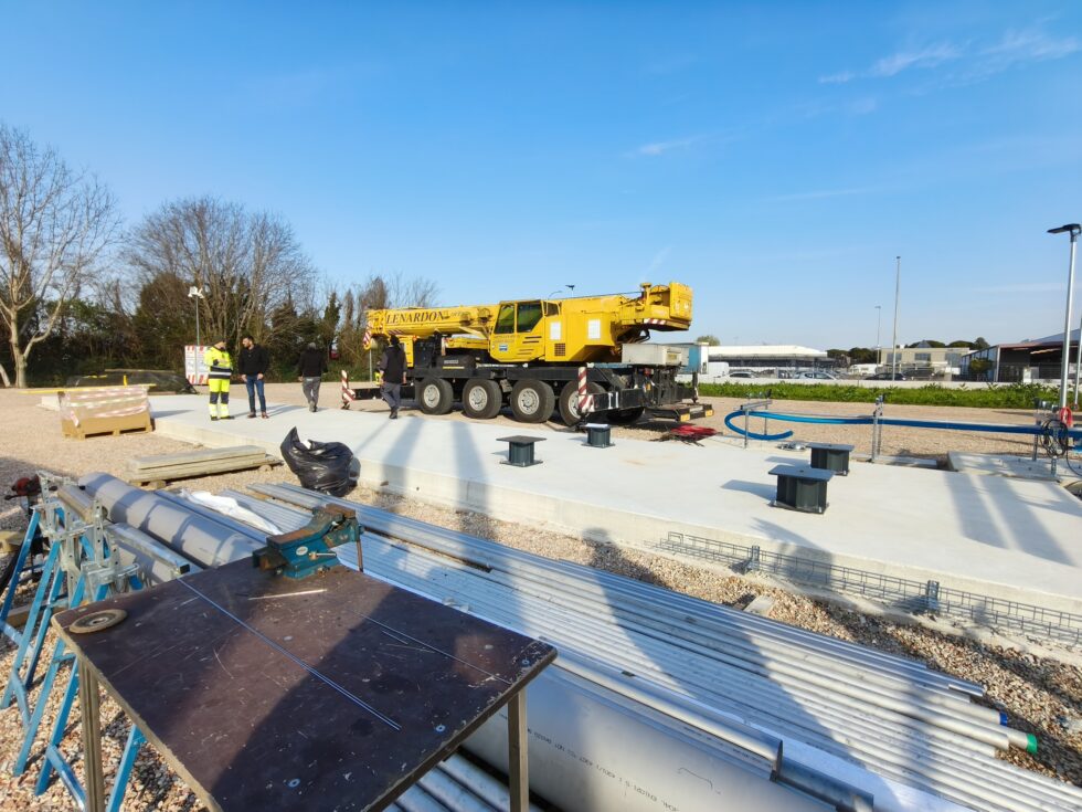 fuelcellsworks's tweet image. Milestone achieved in the sHYpS project: Navalprogetti completes a key step toward LH2 on-land testing. Tank Connection Space installed at Staranzano—advancing safe #hydrogen solutions for #zeroemission shipping. 

#Hydrogen #Maritime #EnergyTransition

fcw.sh/jtwgrt