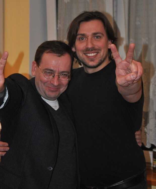 apparatus tweet media