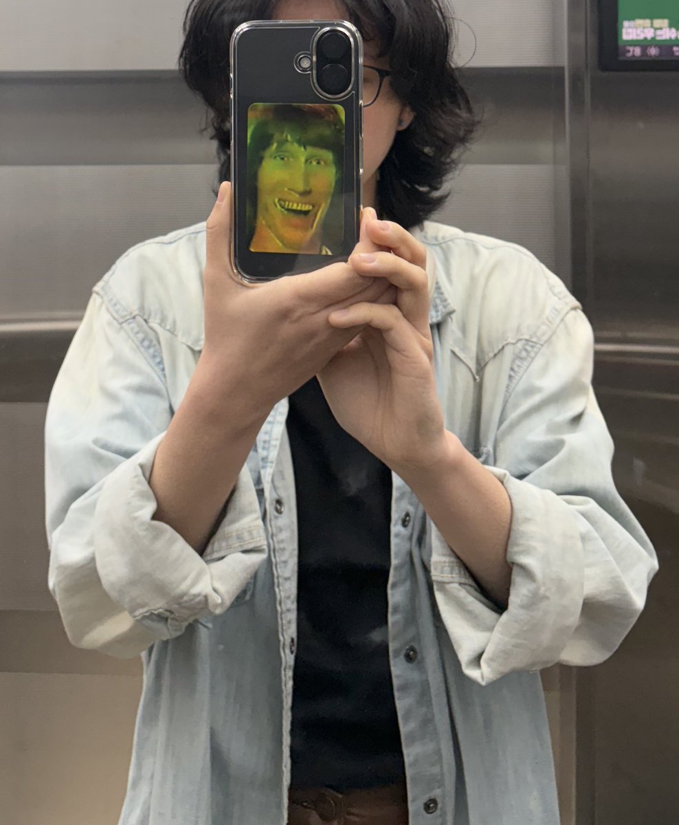 폰케이스에 포카넣엇는데 
존나숭악해서 껄껄웃고사진찍음