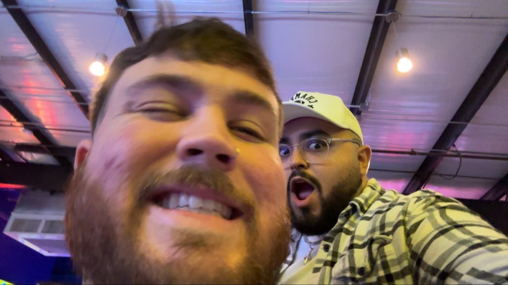 Aaron💜 tweet media