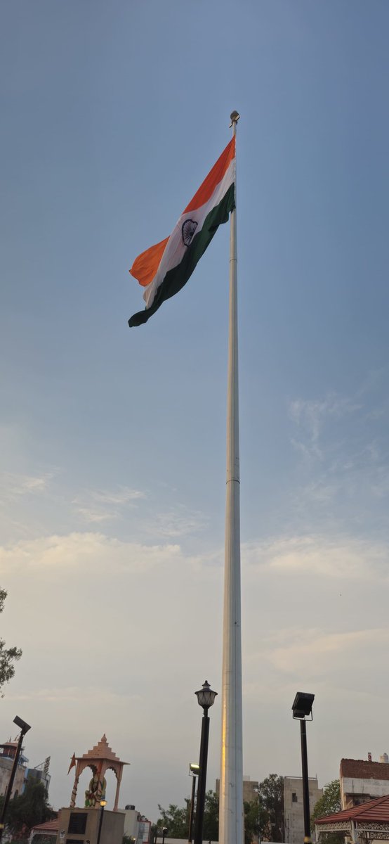 dipronarnaul's tweet image. तिरंगा,हमारी आन-बान और शान! 🇮🇳
नारनौल के #चितवन_वाटिका मे जिला प्रशासन द्वारा पुराना राष्ट्रीय ध्वज बदलकर नया भव्य तिरंगा फहराया गया है।🚩
प्रशासन राष्ट्रीय ध्वज की गरिमा और सम्मान को लेकर पूरी तरह सजग व समर्पित है।🫡
#Tiranga #NationalPride #Narnaul  #RespectOurFlag  #cmoharyana