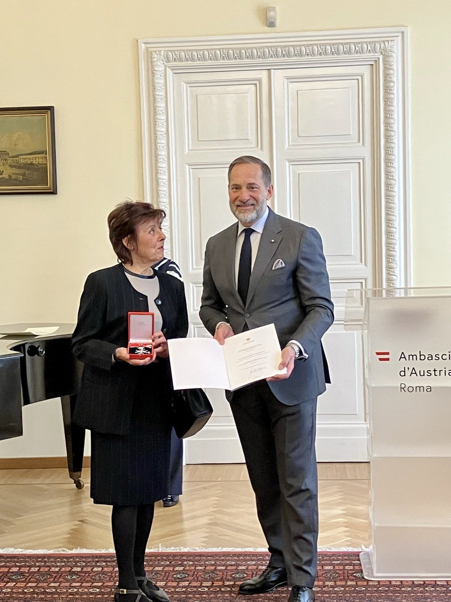 AustriainIT's tweet photo. Cerimonia di conferimento dell'Onorificenza e Medaglia al merito a due rappresentanti dell'Associazione
"Austriaci in Roma" , in riconoscimento del loro straordinario
impegno. 🇦🇹 https://t.co/QQszALSgrh