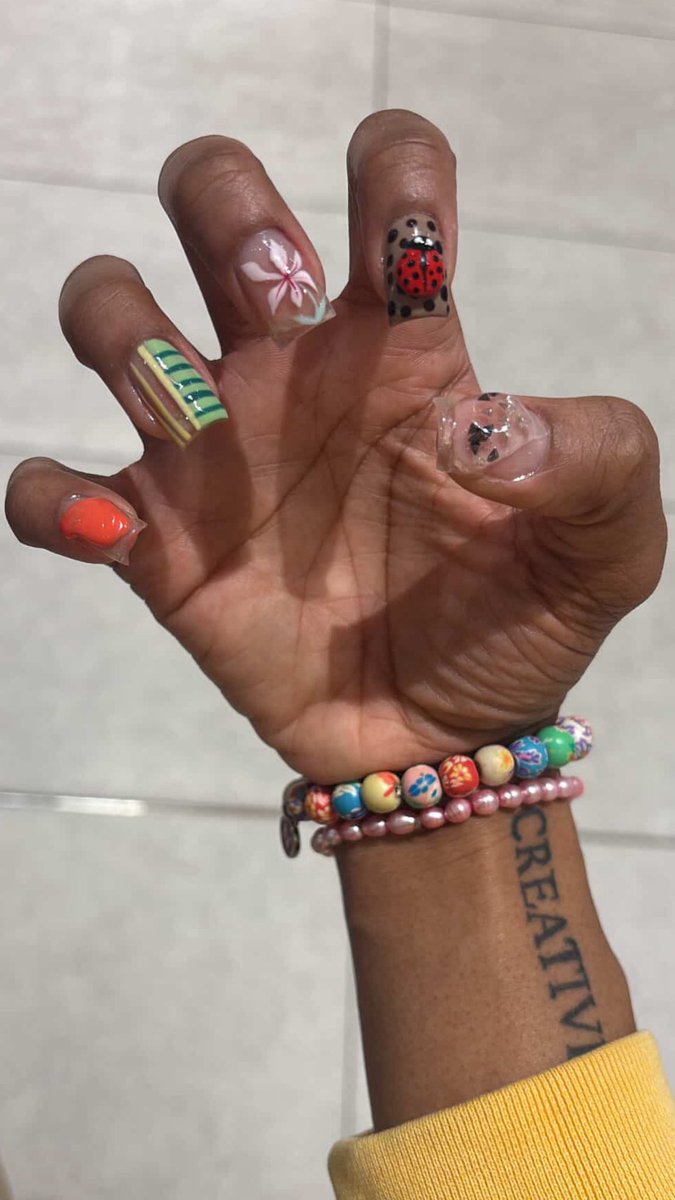 WHODRESSEDTHEM tweet media