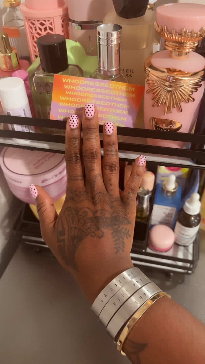 WHODRESSEDTHEM tweet media