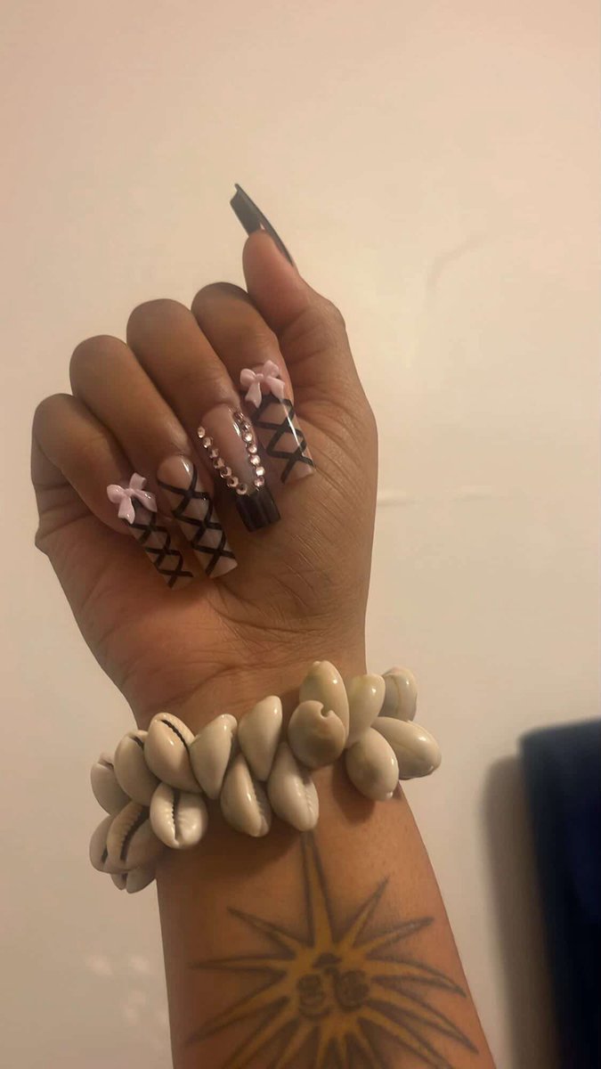 WHODRESSEDTHEM tweet media