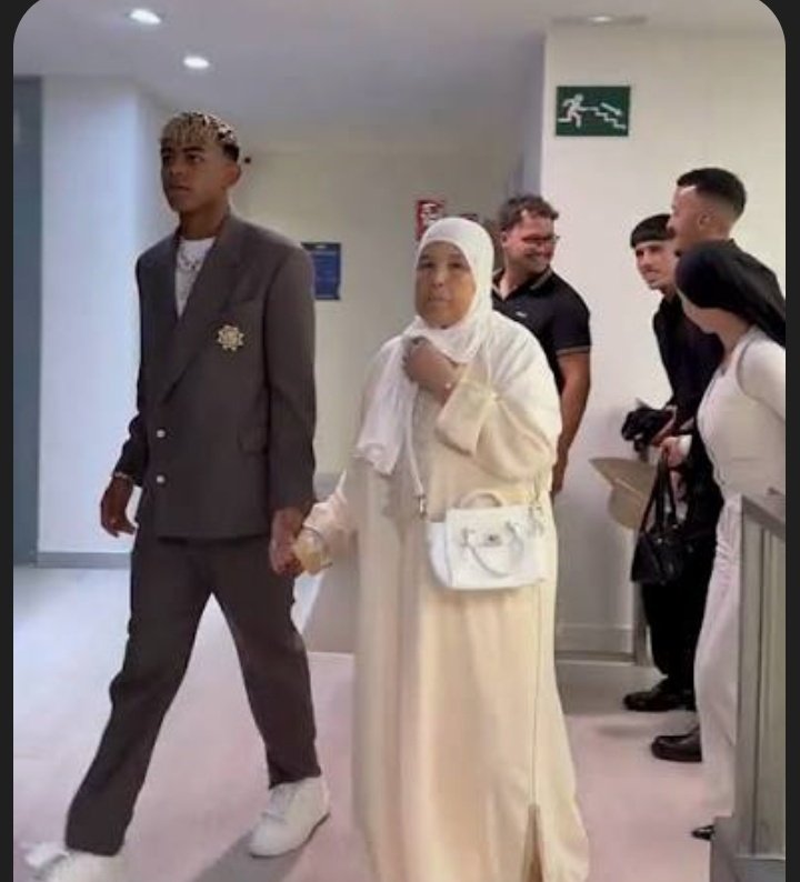 A Lamine Yamal le ofende que españoles cristianos manifiestan su rechazo público haciendo valer su libertad de expresión a una religión que obliga a las mujeres a vestir como fardos.