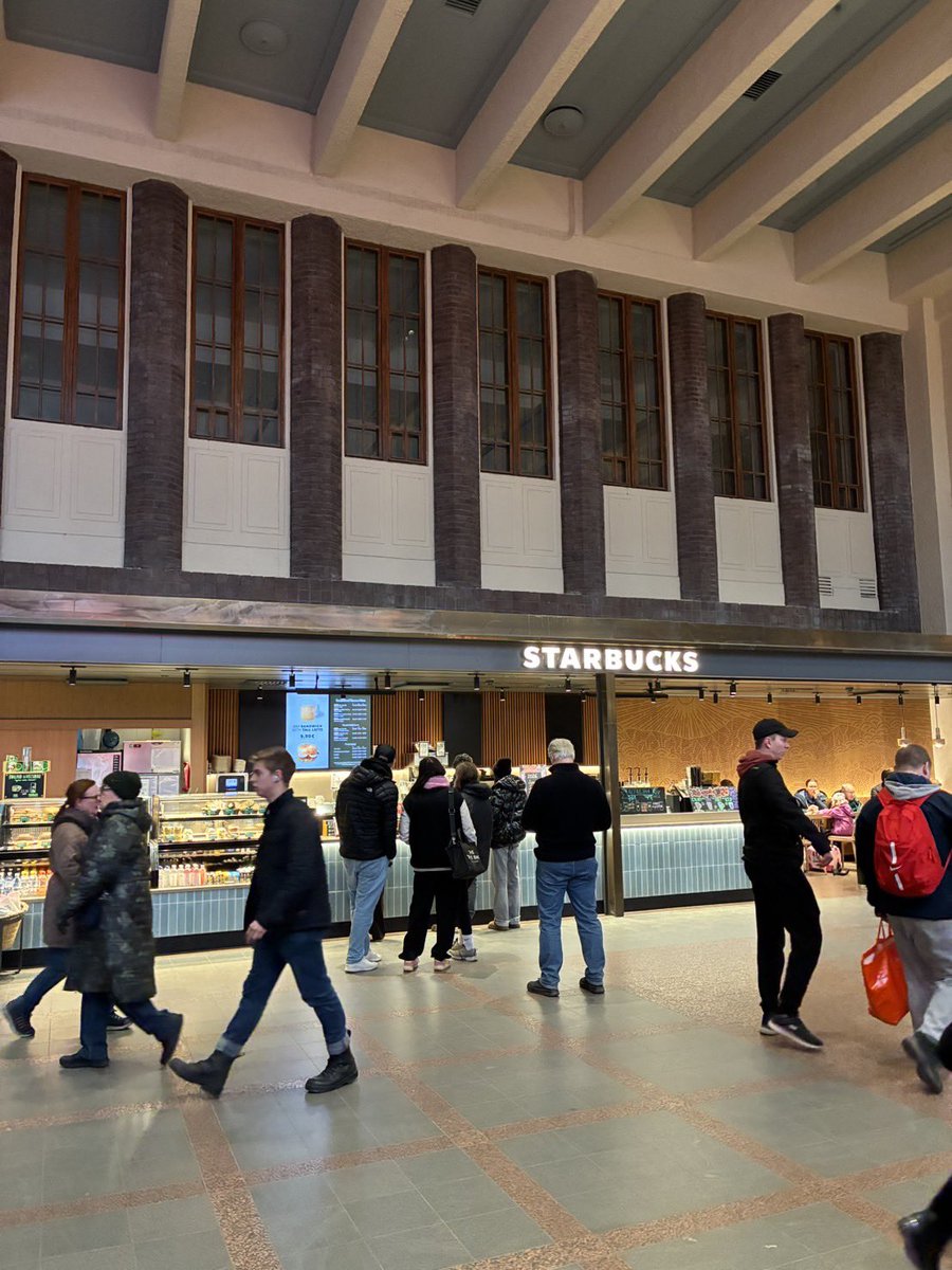 息子がヘルシンキにいるらしいニョロ
ここにも「スタバ」があるってさ写真だけ送られてきたニョロ