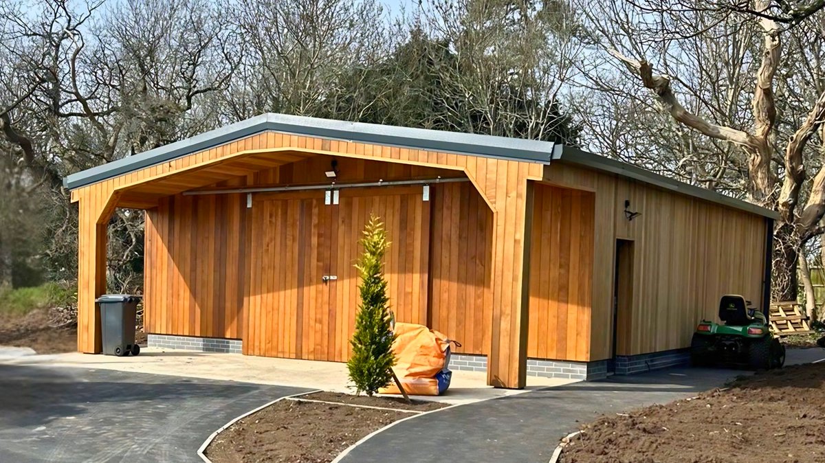 MidbrookBuildi1's tweet image. We’re excited to share a first glimpse of this stunning garage/man cave project in the South West of England. 🤩👏

Designed and delivered by Mike, our new Draughtsman at Midbrook, and what a brilliant first project.

Get your quote: midbrooksteelbuildings.co.uk/quote/

#timbercladding