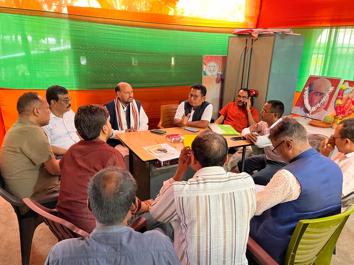 PawanSharmabjp1's tweet image. आज 📍अभयापुरी LAC में #भारतीय_जनता_पार्टी, अभयापुरी मंडल कार्यालय पर आगामी चुनावों को लेकर एक महत्वपूर्ण बैठक की।

कार्यकर्ताओं के साथ संगठन की मजबूती, बूथ प्रबंधन एवं जनसंपर्क रणनीति पर विस्तृत चर्चा हुई।

#BJP #Abhayapuri #AssamElection2026 #TeamBJP #VijaySankalp #Assam