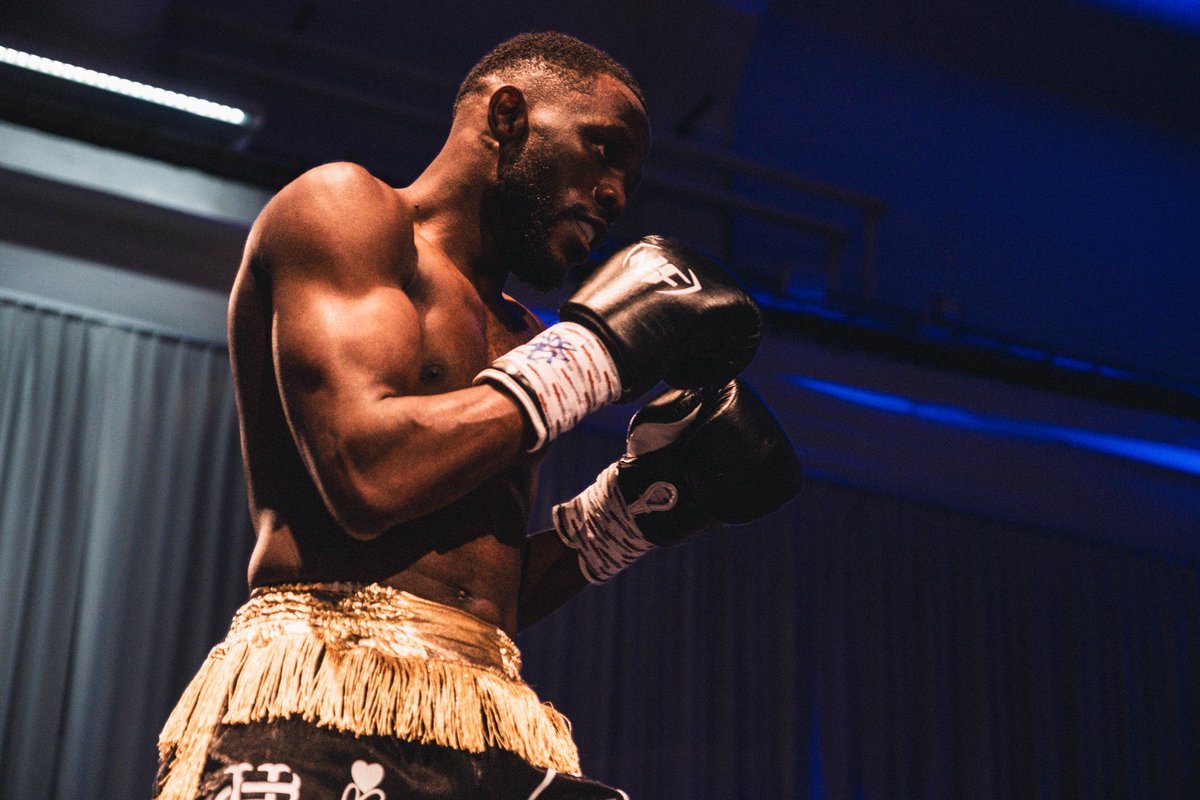 StrandmannenX's tweet photo. Fight night.

#boxing https://t.co/MonRl8vHu0