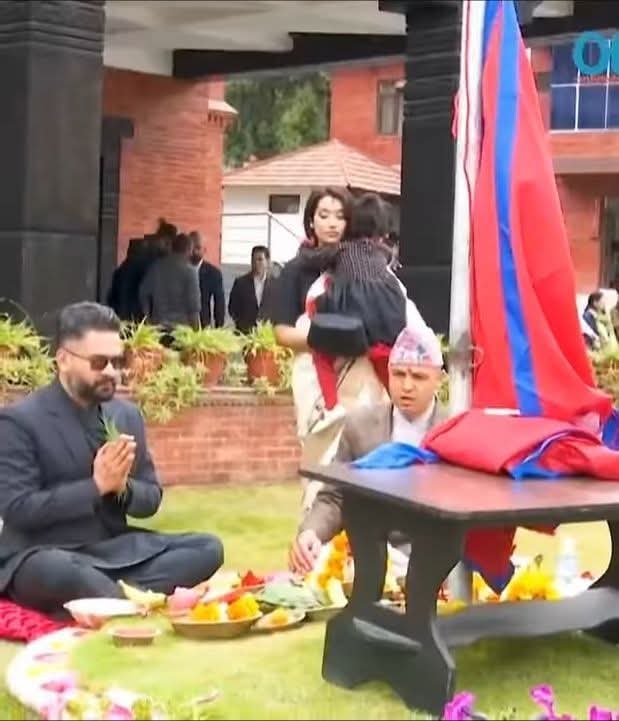 हाथ मे दुब लेकर ब्राह्मण से मंत्रोच्चारण करवा कर गोबर के गणेश जी का पुजा करते भारतीय नव बौद्धों के नयका फुफा बालेन साह........काठमांडू वाले