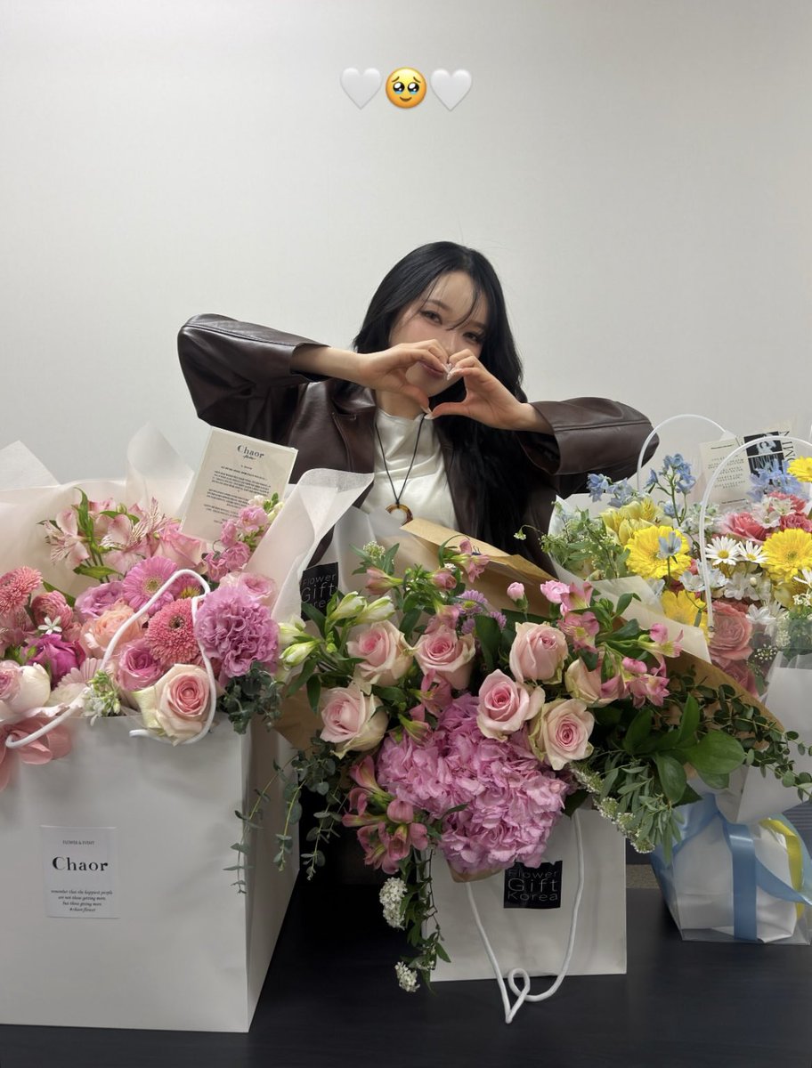 The flowers in the very center are from me. It makes me so glad to see Somin looking this happy 🥹 Congrats on your solo debut, Somin! 💗 🫶🏻